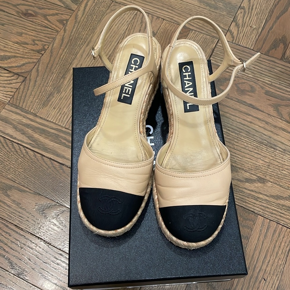 CHANEL Espadrilles Sandals Black Beige Wedge CC Captoe - Picture 2 of 9